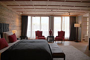 Eines der Schlafzimmer in  Österreichs größter Hotel-Suite im Kempinski Hotel Das Tirol (Foto: Marikka-Laila Maisel)